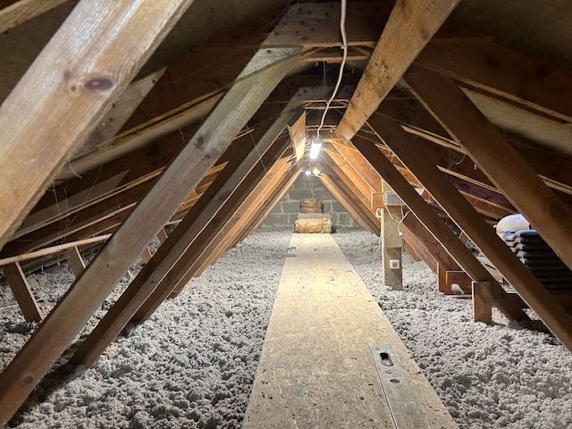 Einblasdmmung mit Gehsteig auf einer oberster Geschossdecke